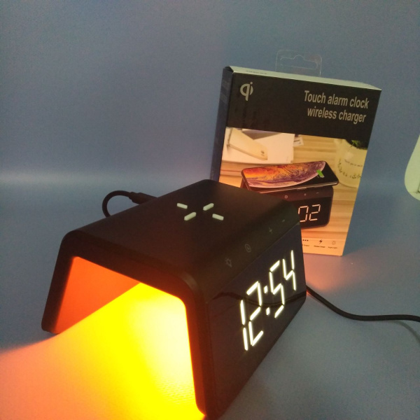 Часы настольные с функцией беспроводной зарядки и RGB подсветкой / Умные часы